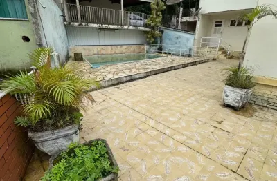 Excelente casa com 3 quartos com piscina, próximo a feirinha.