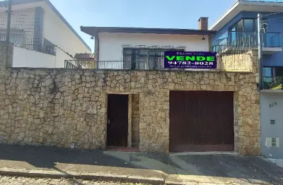 Bela casa com sala 3 ambientes, sendo sala de estar, sala de jantar e tv, com lareira, jardim de inverno