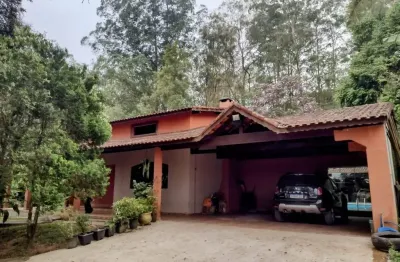 Bela chácara com 3 dormitórios, sendo 1 suíte, sala espaçosa com lareira, piscina - aceita permuta!
