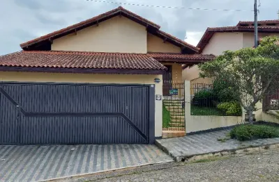 Bela casa com 3 dormitórios, sendo 1 suíte com closet, 3 vagas, quintal, aceita permuta!
