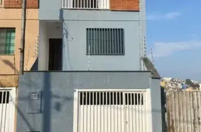 Sobrado na vila vitoria, com 120 m² de área construída, 02 dormitórios, sendo 02 suítes, 2 vagas.