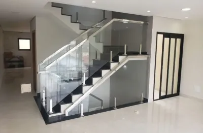Sobrado amplo com 03 dormitórios, sendo 03 suítes e 01 com sacada, com piso laminado a escolha do cliente - aceita permuta!