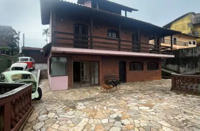 Chácara com terreno de 2.000 metros quadrados, piscina, churrasqueira, salão de festas, fundo e acesso à represa.
