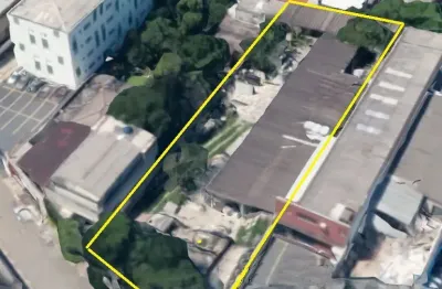 Terreno plano com 1464,05 m² para construção de edifício.
