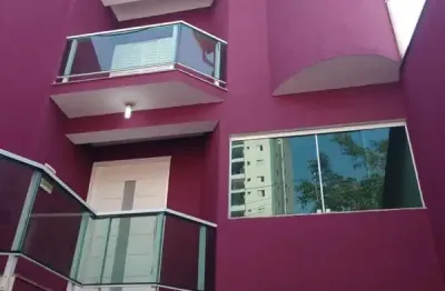 Sobrado com 220 m² de área construída, 03 dormitórios, sendo 01 suíte com sacada, 05 vagas, aceita permuta.