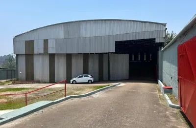 Galpão com 3.500 m² de terreno e área construída de 2.800 m², escritório, vestiário, refeitório.