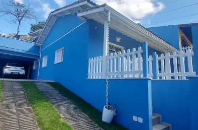 Linda casa próximo do centro com 3 dormitórios, 1 suíte, 4 vagas, área gourmet.