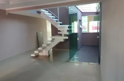 Sobrado com 220 m² de área construída, 03 dormitórios, sendo 01 suíte, 05 vagas