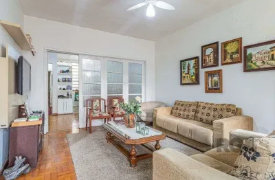 Casa  com 3 quartos, 2 banheiros e vaga de garagem,
