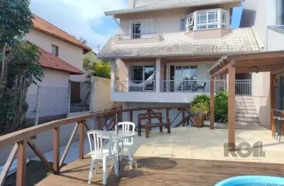 Casa de 307m² - 3 dormitórios, piscina, 4 vagas no bairro espírito santo