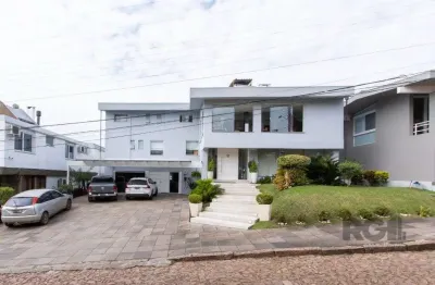 Casa em condominio . com 6 suites, sendo 3 suítes master com closet e hidro.
