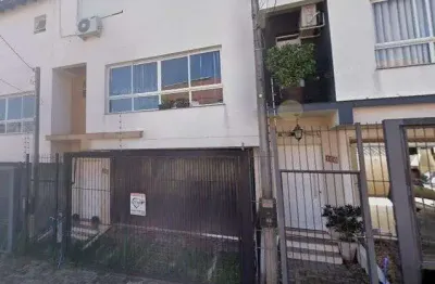 Sobrado  com 3 quartos, 1 suíte, lareira, churrasqueira, 3 vagas cobertas na zon