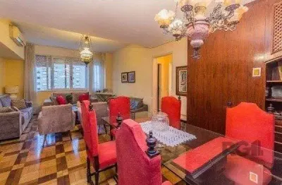 Amplo apartamento de 3 quartos com suíte e 2 sacadas, com vista para o guaíba e