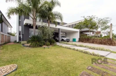 Casa com  3 suítes no piso superior, mais 1 suíte no primeiro pavimento.