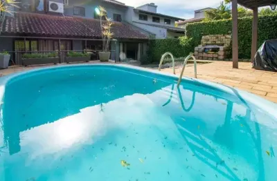 Sobrado 3 dormitórios, 1suíte,  área gourmet com churrasqueira, piscina.