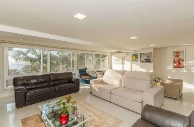 Excelente casa de 466m² com 03 suítes e 4 vagas de garagem.