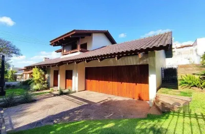 Excelente casa de 300m² com 03 dormitórios sendo 02 suítes.
