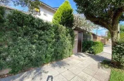 Casa 3 dormitórios a uma quadra da avenida teresópolis e cinco minutos do bourbo