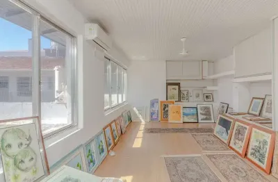 Casa com 4 quartos à venda na Rua Professor Fernando Carneiro, 102, Três Figueiras, Porto Alegre