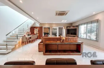 Excelente residência com aproximadamente 219m² privativos,