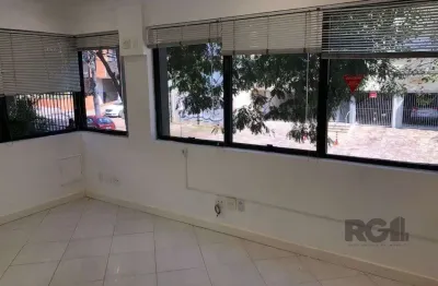 Excelente sala comercial. 2 salas muito espaçosas e uma meno