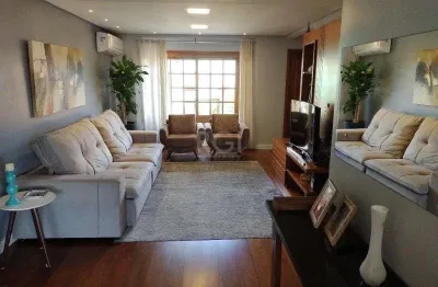 Excelente casa com 03 suíte, espaço gourmet com churrasqueira, living com lareir