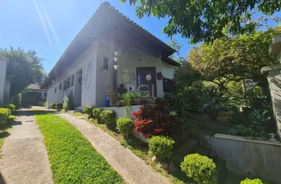 Casa em lindo terreno alto ao nível da rua medindo 10 × 32 onde consta uma resid