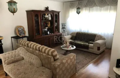 Casa para venda com 3 dormitórios, sendo 1 suites e 3 vagas no bairro guarujá