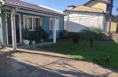 Casa com 250m²,  2 quartos, 1 suite, edícula, no bairro nonoai