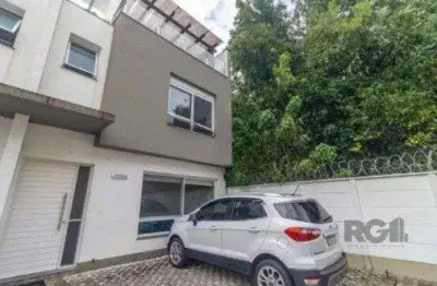 Casa impecável e mobiliada, com 3 niveis, possui 3 dormitórios sendo 1 suíte, 4