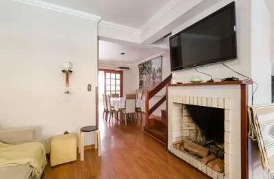 Casa em condomínio de 3 dormitórios sendo 1 suíte e 2 vagas de garagem no bairro