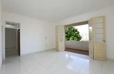 3 dormitórios com 94 privativos com sacada, sol leste, possui 1 vaga