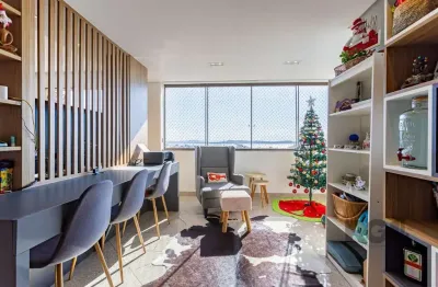 Cobertura duplex com 3 quartos, 2 deles suíte e 2 vagas de garagem no bairro tri