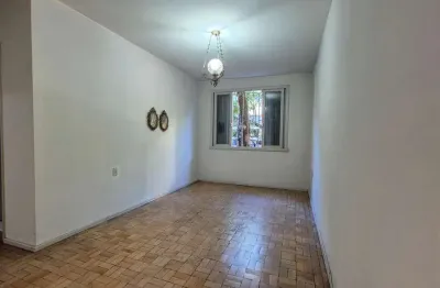 Apartamento amplo, 70m² com 2 quartos e 2 banheiros, no coração da cidade baixa