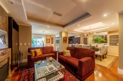 Casa reformada em condomínio à beira do rio – ampla, confortável e pronta para m