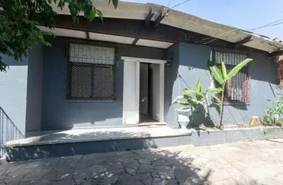 Casa com 3 dormitórios e 2 vagas no bairro parque dos maias
