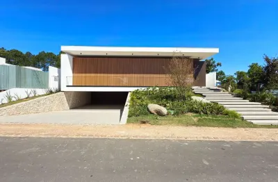 A casa conta com 434m2 de área construída, mas com um aproveitamento total dos 1