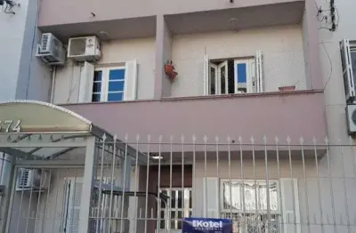 Apartamento térreo de dois quartos no bairro santana em porto alegre