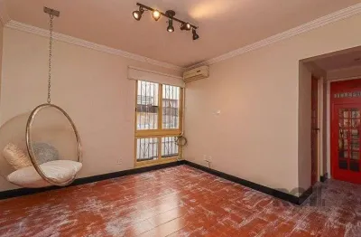 Apartamento de 2 dormitórios no bairro auxiliadora, próximo a plínio brasil mila