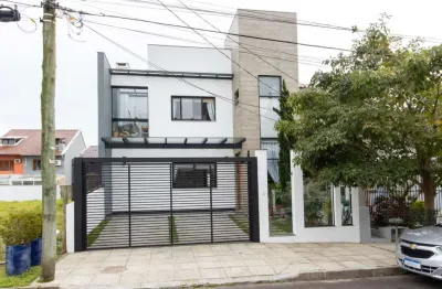 Excelente casa de alvenaria, 4 dormitórios, 2 suítes e 2 vagas de garagem.