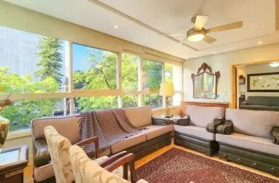 Apartamento 3 dormitórios, suíte, semimobiliado e duas vagas de garagem.