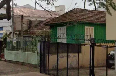 Vende-se casa de madeira, com dois dormitórios, banheiro, sala e cozinha. locali