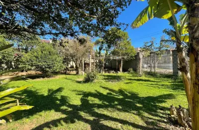 Terreno de esquina, com 429m², está situado no coração do bairro medianeira