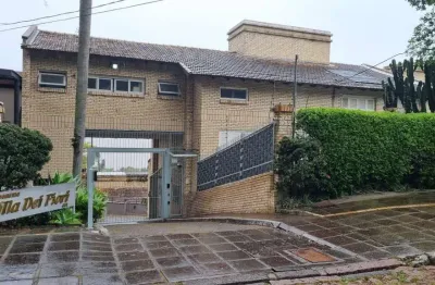 Casa no condomínio villa dei fiori com 03 dormitórios, duas vagas, bairro triste