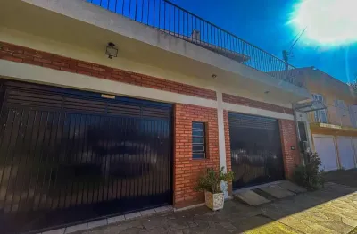 Casa 03 dormitórios, 01 suíte, terraço, pátio, garagens cobertas na vila nova -