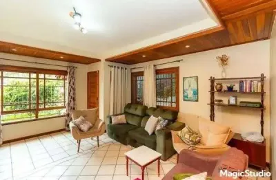 Casa sobrado a venda de 5 quartos, 1 suite e 4 vagas de garagem com 235m²privt.