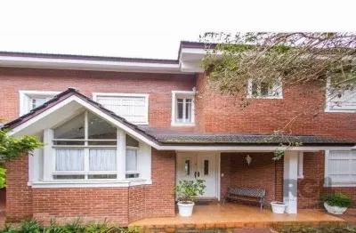 Belíssima casa à venda no bairro teresópolis com 380m² de área construída.