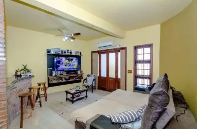 Casa à venda com 3 dormitórios, 1 suíte e espaço gourmet em terreno alto