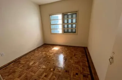 Apartamento térreo com pátio privativo em localização estratégica