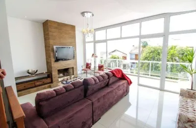 Casa para Venda - 300m², 3 dormitórios, sendo 1 suites, 4 vagas - Teresópolis